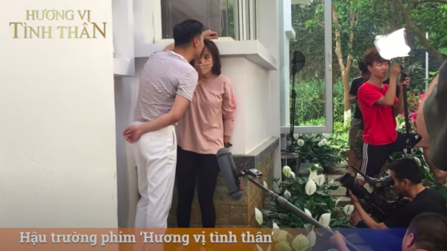 Phương Oanh đòi đạo diễn "cắt" khi đang đóng cảnh hôn Mạnh Trường